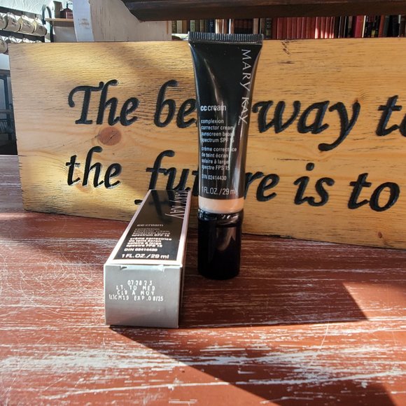 CC Cream - Light to Medium Cover Cream Sunscreen SFP 15 - Mary Kay - Picture 7 of 10